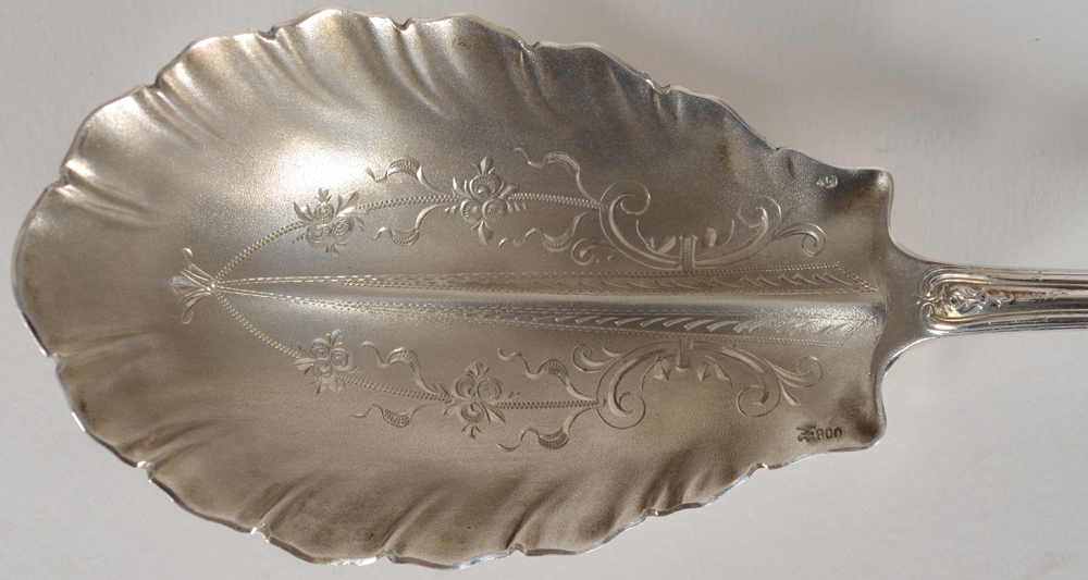 A Koch and Bergfeld silver serving spoon in a purpose made shrine, ca. 1900 — With decorated spoon bowl with matte-finish