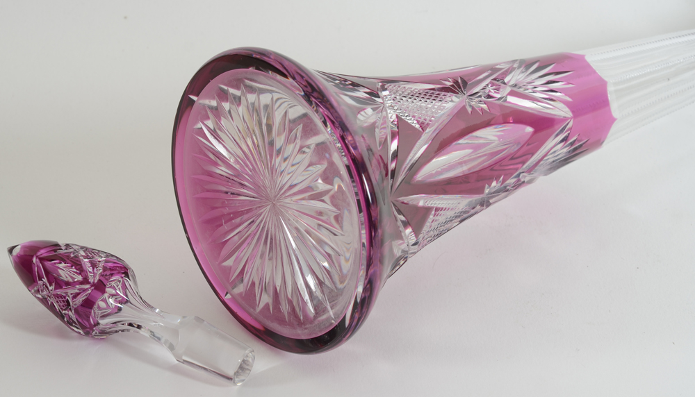 Val Saint-Lambert, a double overlay purple and clear cut crystal decanter — Detail of the intact stopper and base