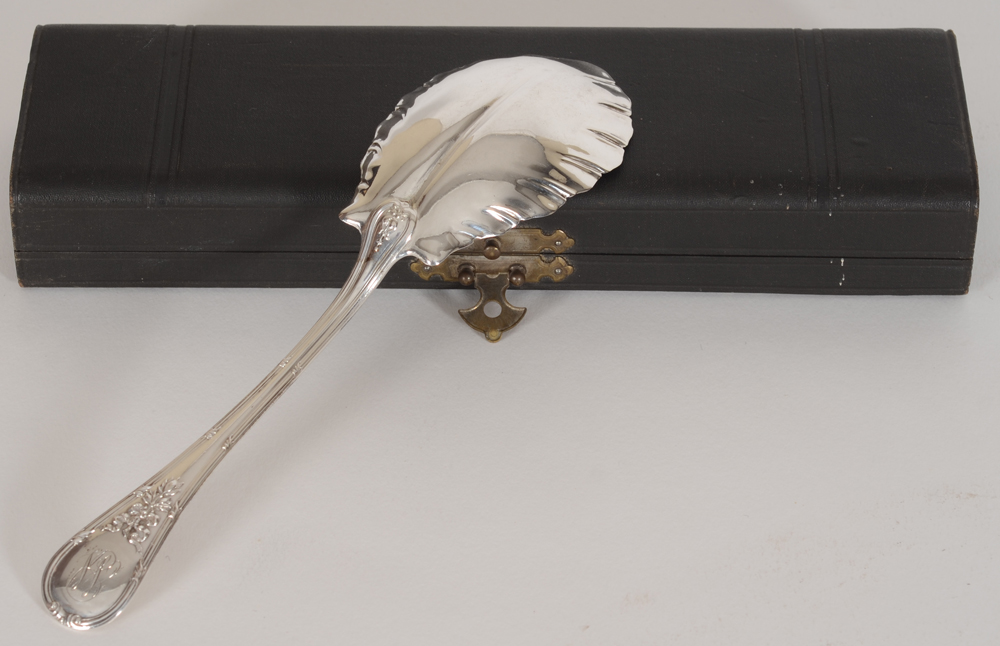 A Koch and Bergfeld silver serving spoon in a purpose made shrine, ca. 1900 — Back of the silver spoon