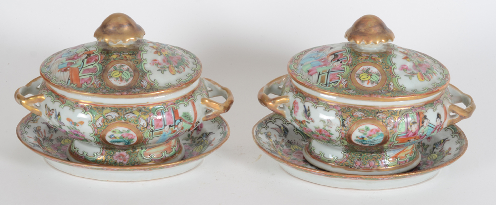 Two oval Canton famille rose tureens with saucers — Avec décor de mandarins,papillons, fleurs, fruits et oiseaux en peints à la main en émaux sur porcelaine