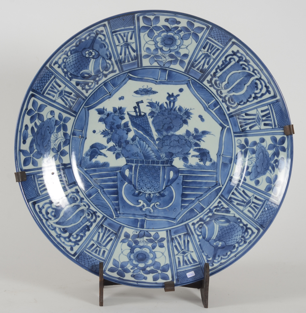 A large Arita charger — Grand plat en porcelaine japonaise, décor 'Kraak', diam. 42,5 cm. En bon état