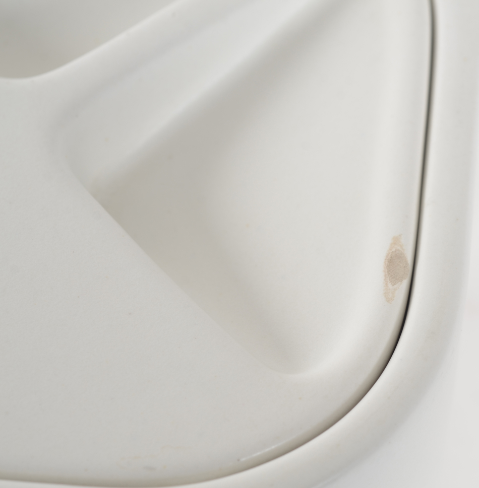 Masio Hasuike — Detail of the lid of the teapot with glaze chip