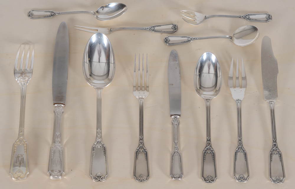 Delheid Frères, a complete set of L XIV style cutlery in silver for 12 persons — Ménagère en argent massif de style L XIV de Delheid, complèt pour 12 personnes