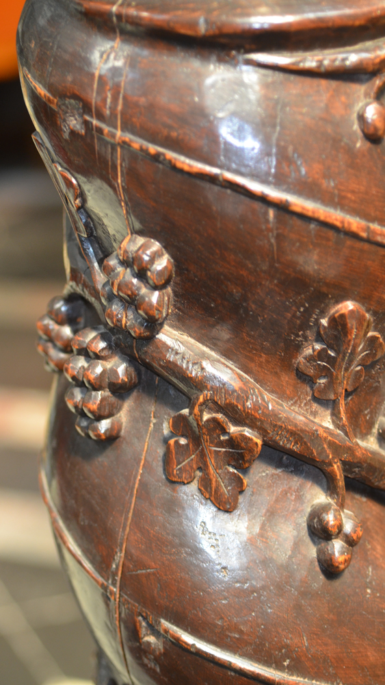 Oak baroque style pedestal — Detail of the carving