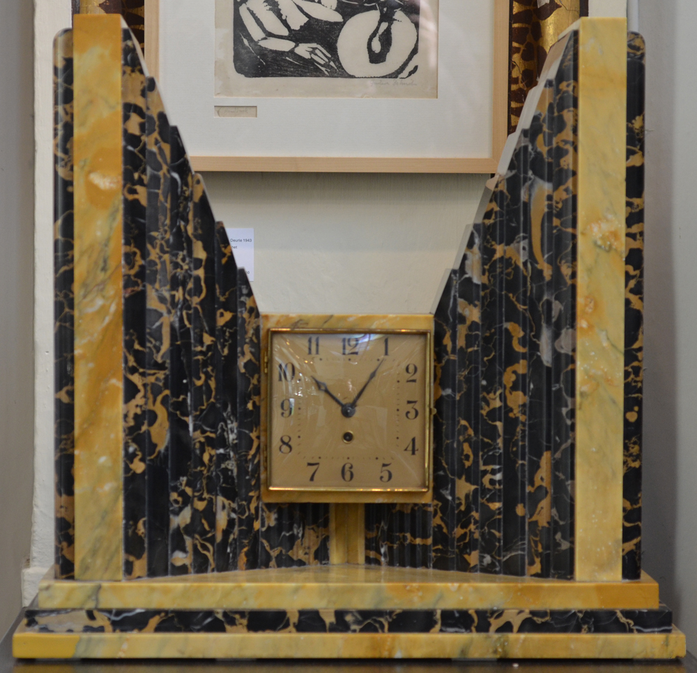 An impressive portor and yellow Sienna marble mantle clock, 1930s — Grande pendule art deco en marbre, années 1930