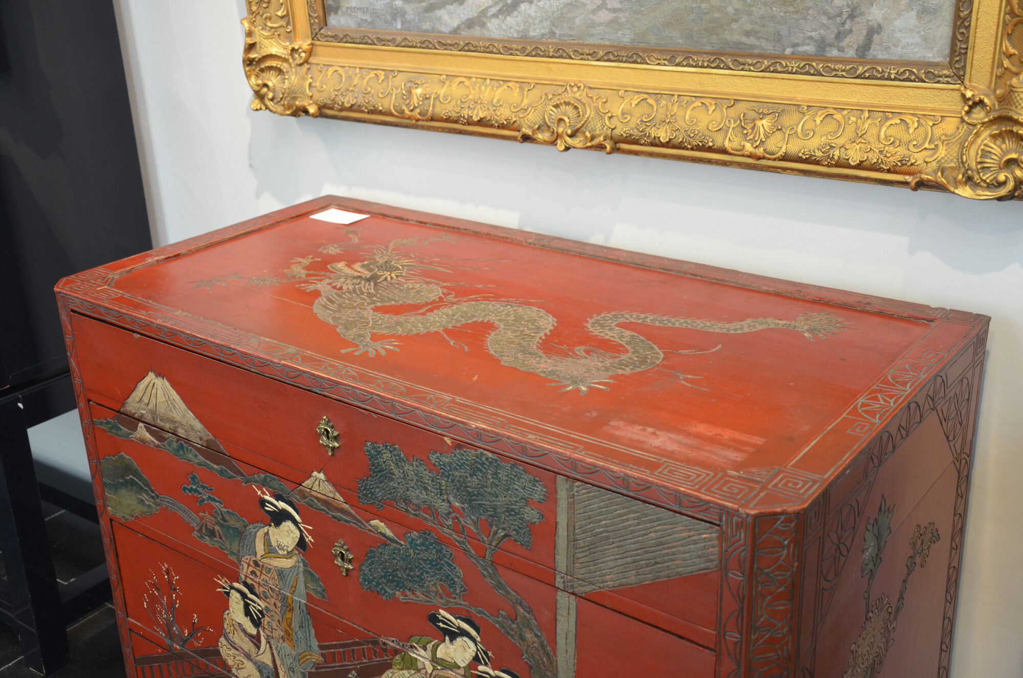 A 1930's Japonist art deco chest of drawers — View from the top, some rubbings and use of the lacquer
