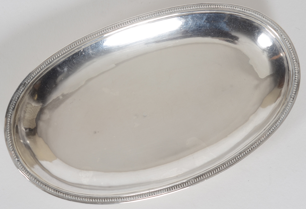 An oval handmade perlé silver dish, France, 19th century — Petit plat ovale, bord perlé en argent massif