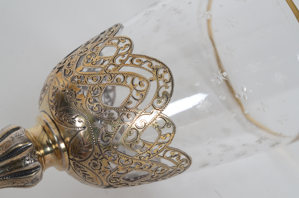 A historismus cut drinking glass with silver gilt base, France, ca. 1900 — Detail of the mount