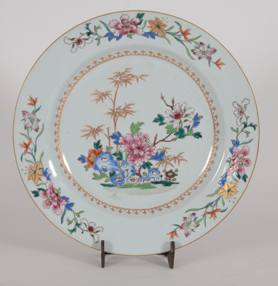 A large Chinese 'Famille Rose' porcelain plate — Grande assiètte famille rose, diametre 32,5 cm