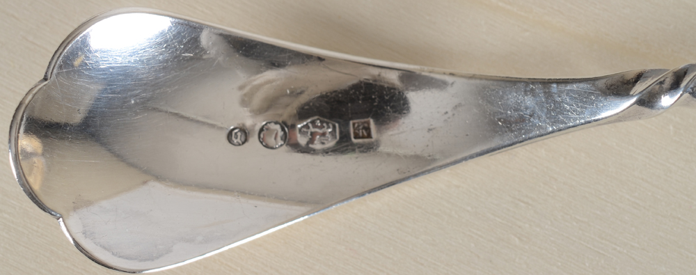 Widow Adrianus Pz. Kuijlenburg — Marks on the inside of the handle