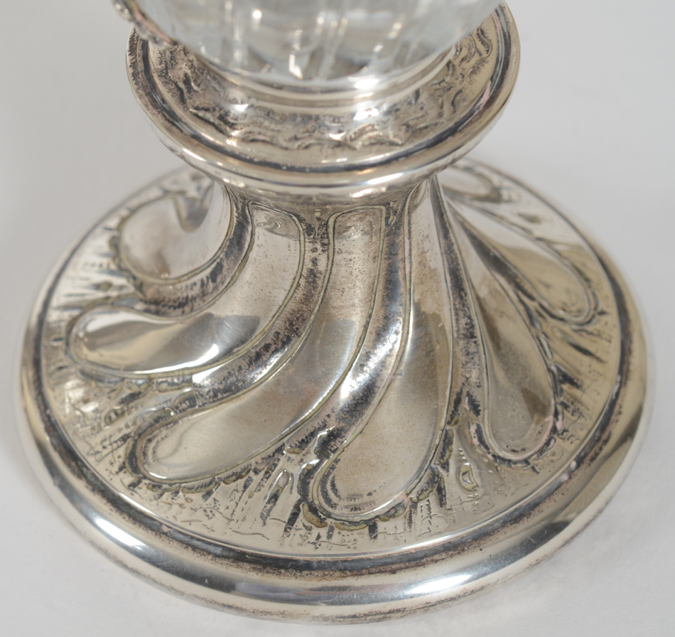 Delheid Frères, a rare pair of silver and cut crystal table vases, ca. 1900 — Detail of the base