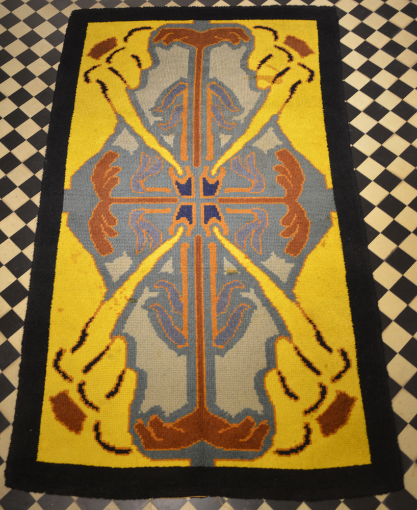 A striking art deco carpet in wool, 1930-1940's — Beau tapis art deco en laine, années 30-40