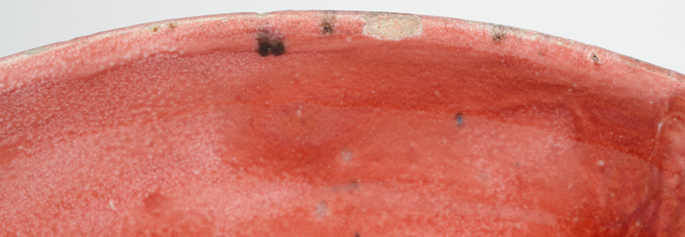 Arlette Roux, a decorative and large plate, signed and dated 1954 — Detail of the chip on the border