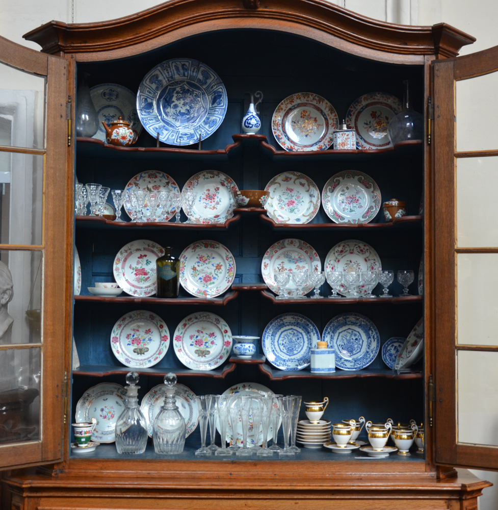 Louis XIVth display cabinet — Intérieur de la vitrine Louis XIV avec étagères courbées, destinées à présenter une collection