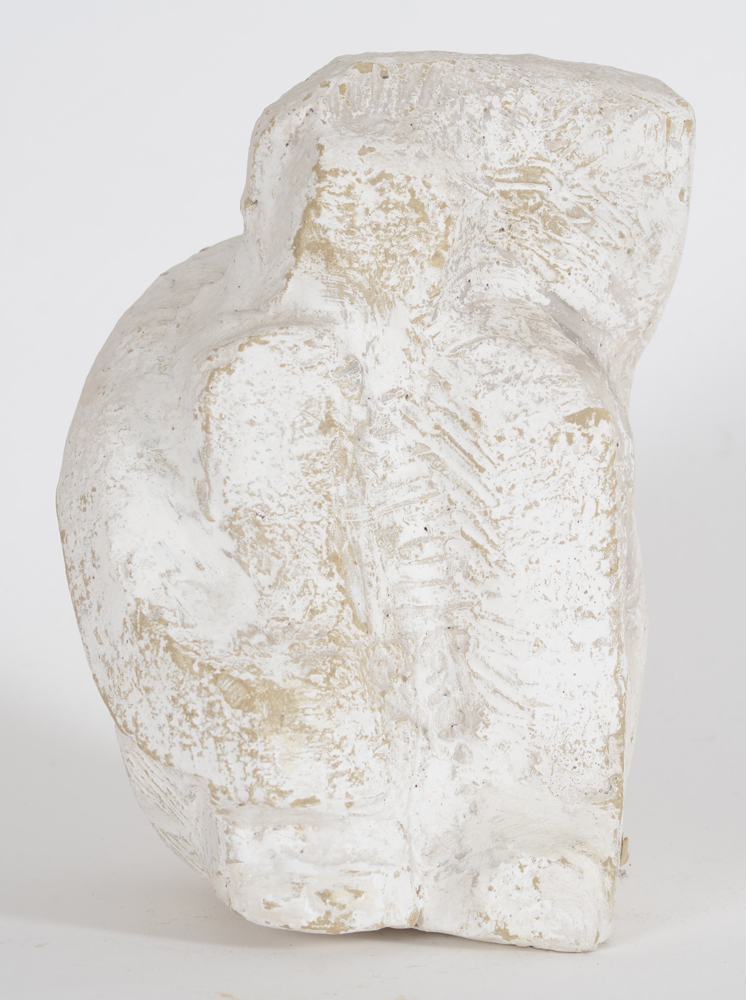Roger Bracke — figure assise cubiste, glaise sêchée et patinée