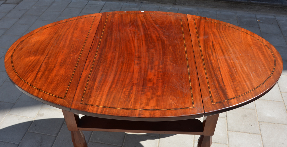 Charles Van Beerleire - La Flandre (Gent) — View of the table top extended