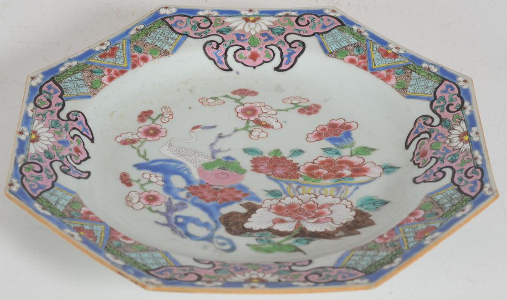 Octagonal famille rose Chinese export plate with white heron — Detail
