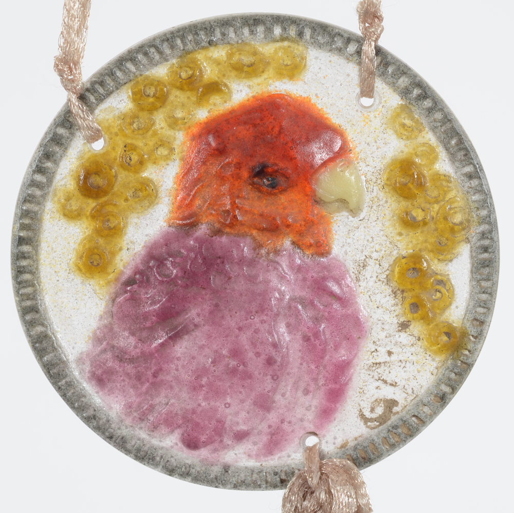 Gabriel Argy-Rousseau a rare pâte de verre Perruche pendant — Pendentif signé aux initiales, 1923
