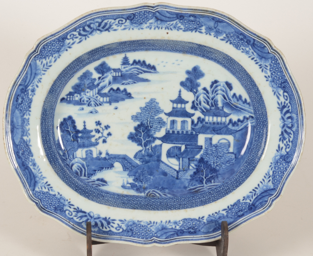 Chinese blue and white Willow pattern charger — Beau plat chinois en porcelaine