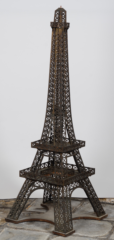 A vintage riveted copper maquette of the Eiffel Tower — Grande maquette de la Tour Eiffel en cuivre riveté, travail à la main des années 50. Pièce unique