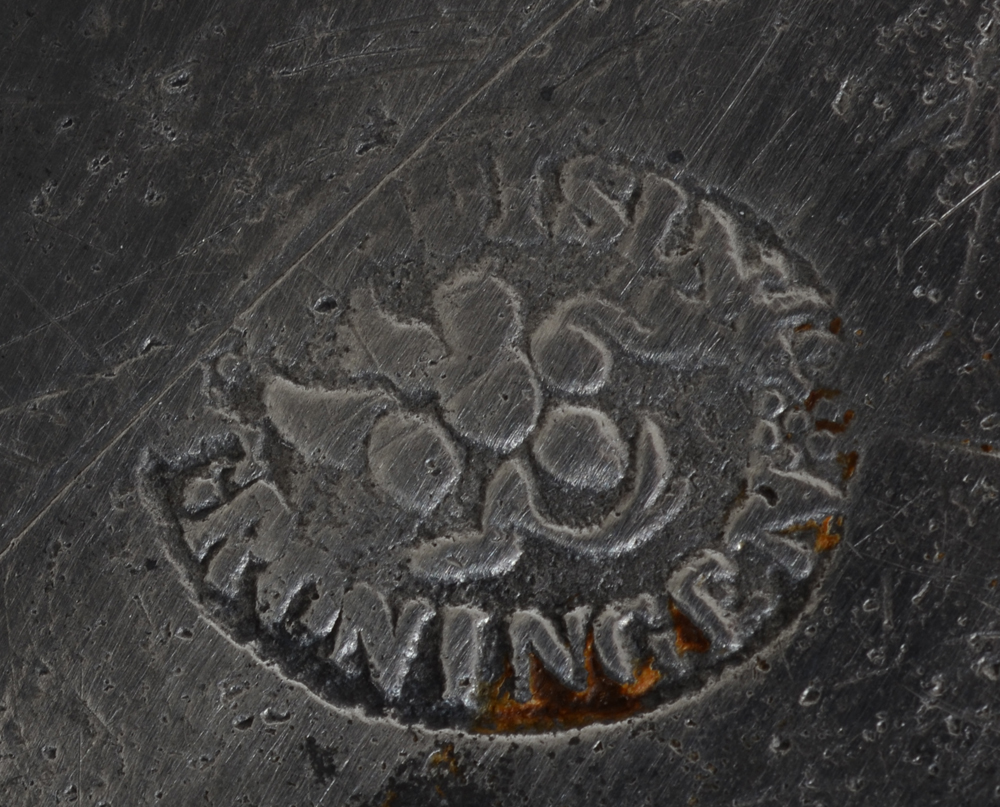 Jan Huising (Groningen), a functioning pewter chamber pot with lid , 19th century — Makers mark on the bottom of the base
