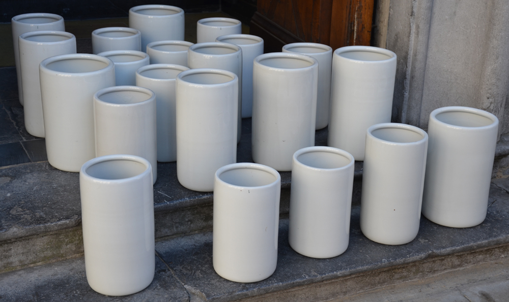 A large collection of white porcelain icecream containers — Une collection de récipients cilindriques en porcelaine blanche, années 50?