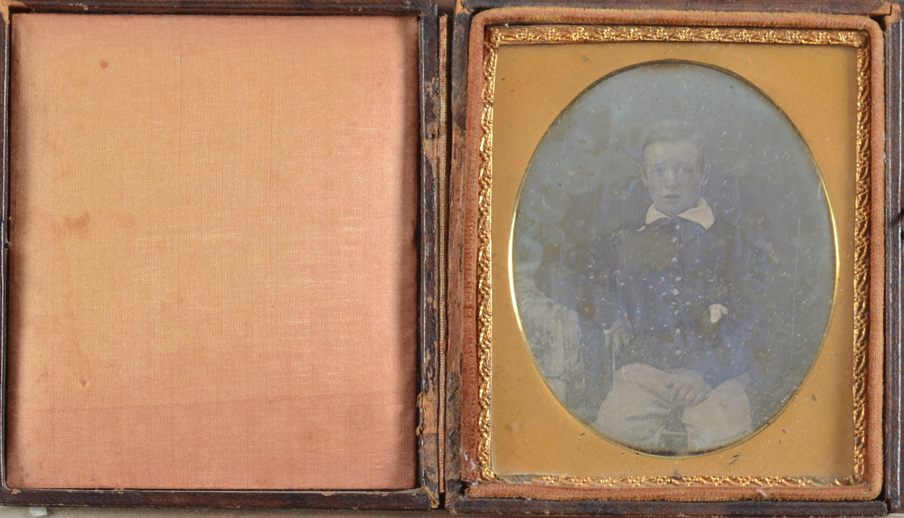 A daguerreotype photograph of a sitting boy — Daguerrotype d'un garçon assis, photographe incconu
