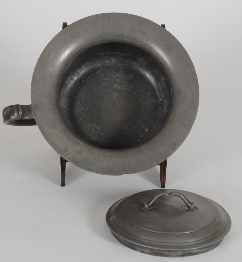 Jan Huising (Groningen), a functioning pewter chamber pot with lid , 19th century — Inside of the pot