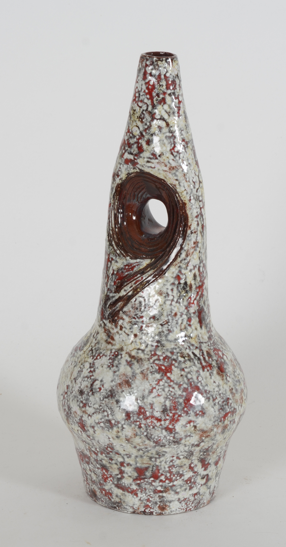 Bervan_studio_pottery_vase_above — <p>curieux vase, probablement années 50-60, d'un atelier d'artiste inconnu</p>