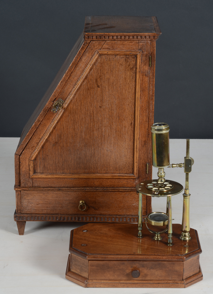 Antique microscope — Microscope de style empire, dans une petite armoire en chêne de style L XVI