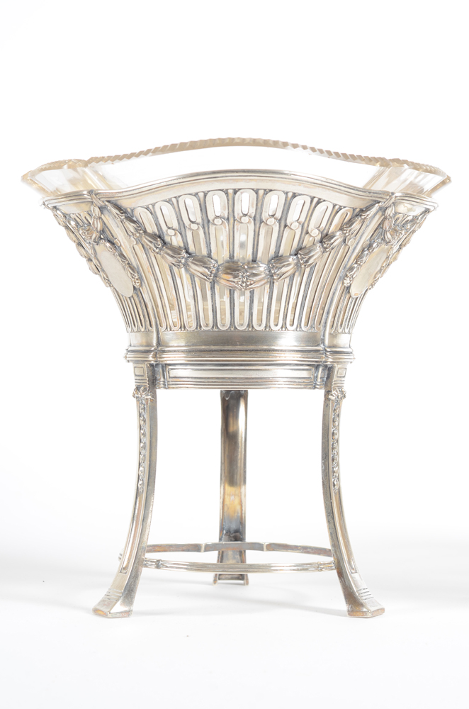 Wolfers Frères silver and crystal L XVI style milieu de table in three parts, 1913 — The central high coupe