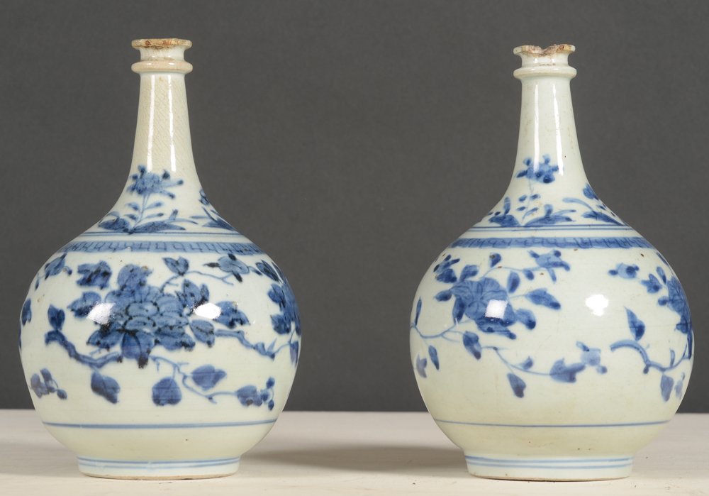 Two Arita apothecary bottles — Deux bouteilles d'apothecaire en porcelaine, restorations au cols