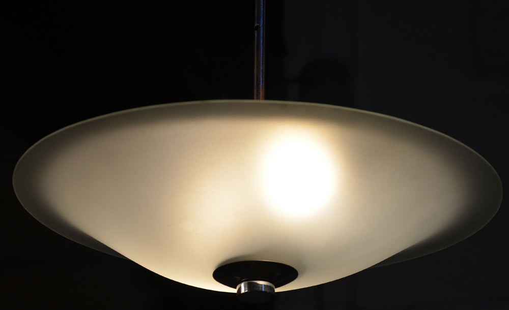 A large modernist ceiling light — Lampe de plafond en verre et chromé, des années '40