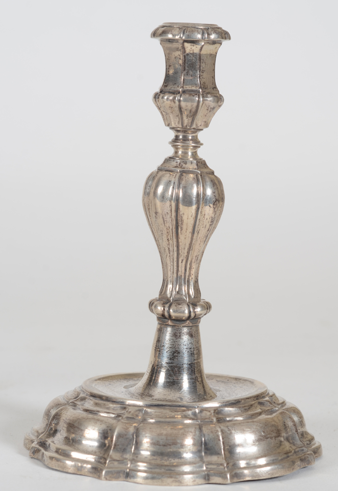 A good pair of mid-eightteen century silver desk candlesticks, Vienna — Detail of the other candelstick