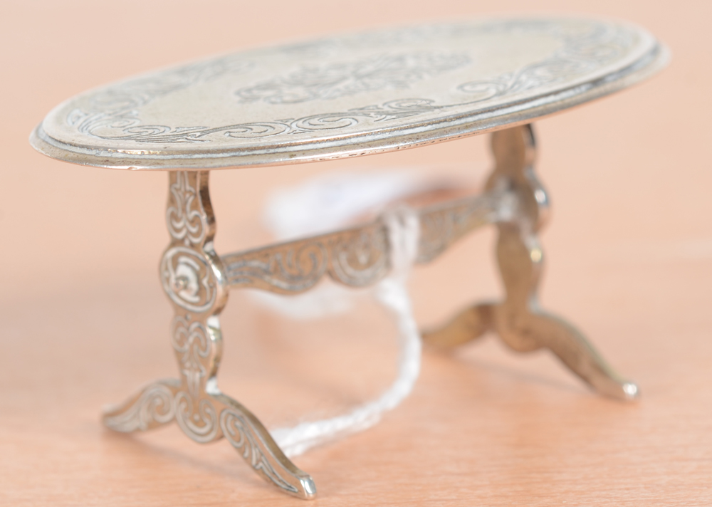 Dutch miniature silver table — Side view of the silver table