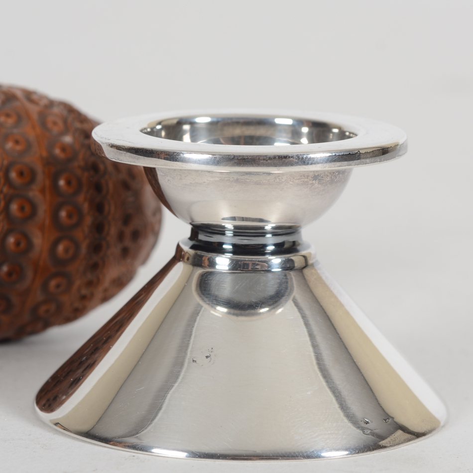 Wolfers Frères a 1930's silver modernist egg cup — Frontal view