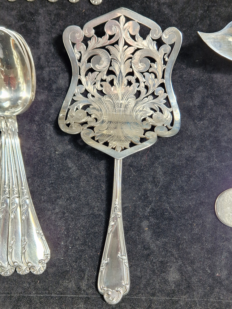 Delheid Frères — Detail of the silver asparagus server