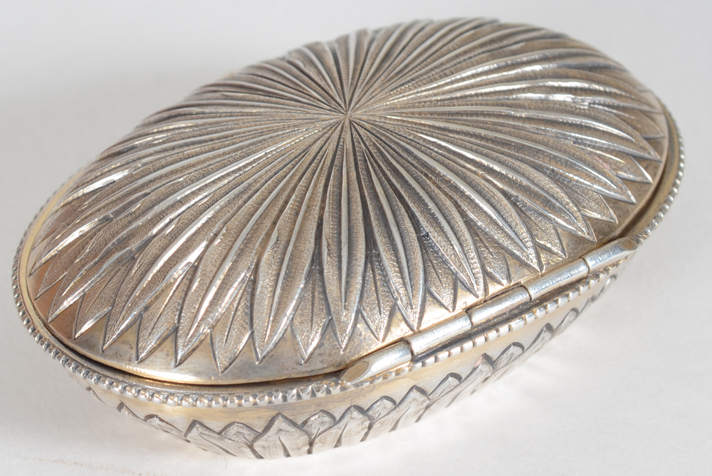 An oval silver and silver gilt box in the L XVIth style — View with the hindge at the side