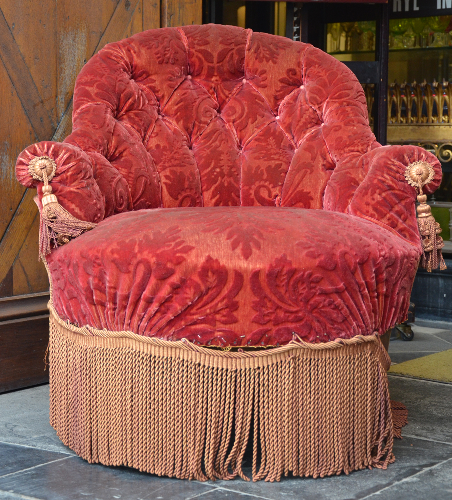 A dramatic red "tassel" Napoleon III crapaud — crapaud Napoleon III avec velours rouge