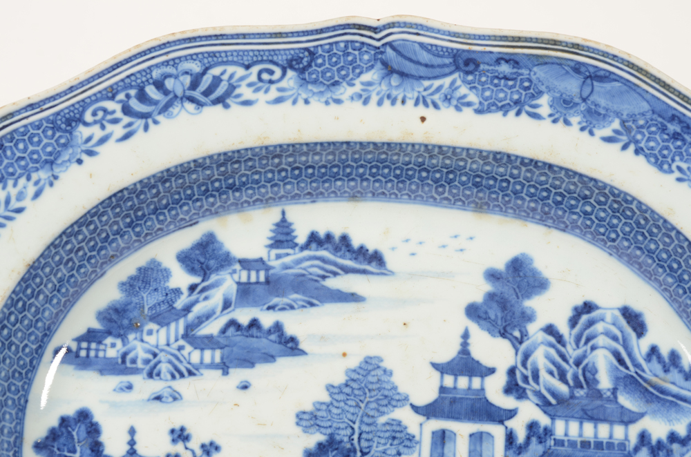 Chinese blue and white Willow pattern charger — Detail of the decoration and wear of the surface