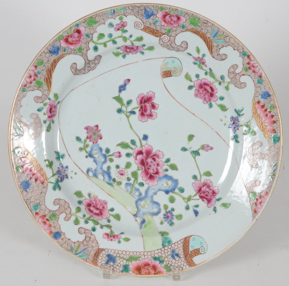 A Chinese porcelain Famille Rose dish with scroll decoration — Plat famille rose, diamètre 28,5 cm