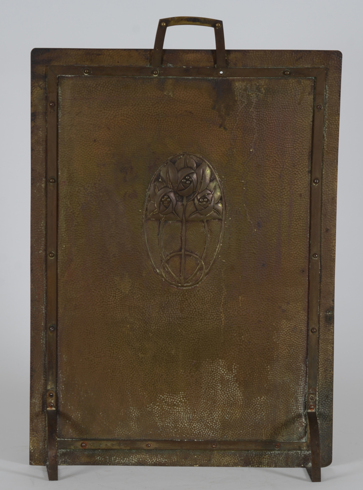 A rare art deco copper embossed fire screen attributed to De Coene, 1920's — Pare-feu en cuivre décoré d'un motif de fleurs stilisé, probablement exécuté par les ateliers de De Coene