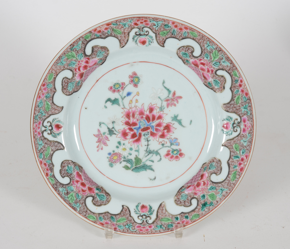 Chinese Plate famille Rose — Assiette famille rose, mouvementée par le jeu de couleurs rose et vert au décor de pivoines