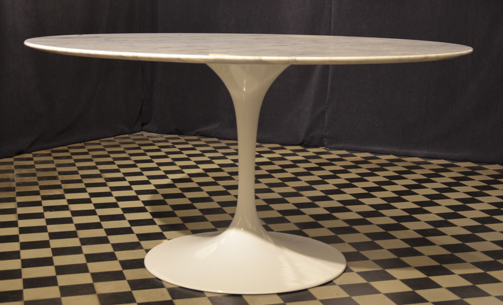 Eero Saarinen Tulip table — Side view