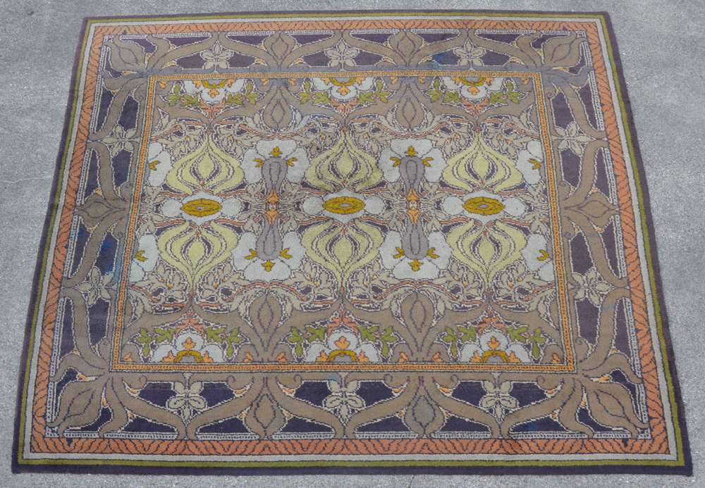 Ateliers d'Art de Courtrai De Coene Frères — Grand tapis de salon, presque carré, en laine, dessin et exécution de De Coene, vers 1930