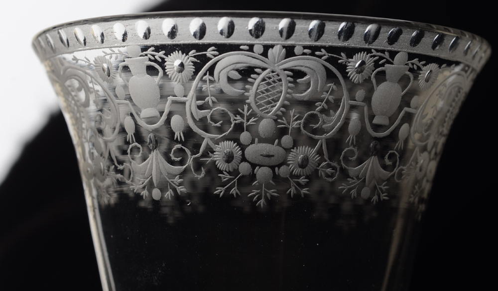 An engraved English wine glass 18th century — Detail of the engraved border