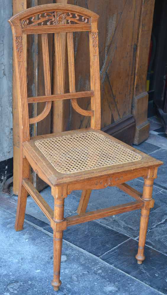 a pair of handmade art nouveau chairs in oak, Belgium, ca. 1900 — Detail of one chair
