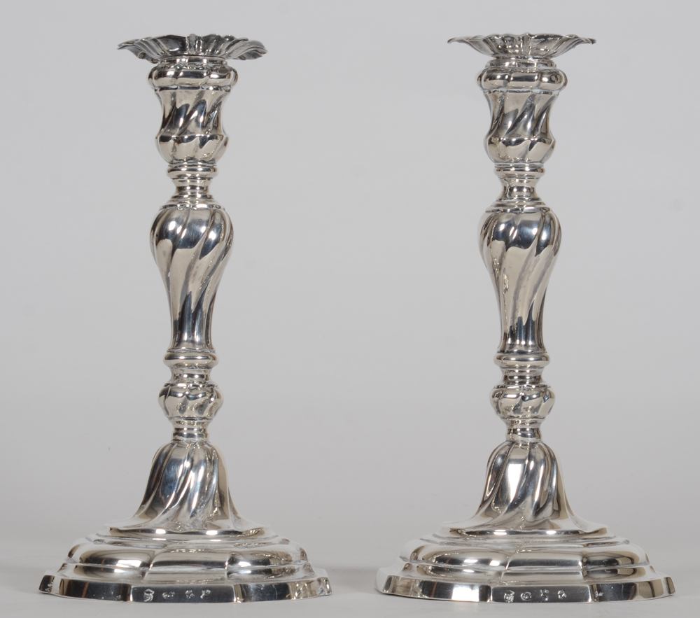 Michiel De Grave, a pair of 18th century silver candlesticks — Paire de chandeliers L XV en argent massif, Gand, 1764