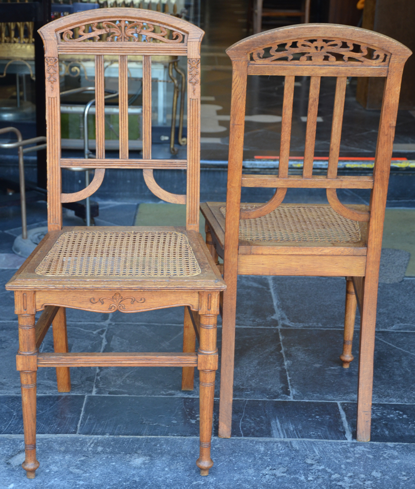 a pair of handmade art nouveau chairs in oak, Belgium, ca. 1900 — Paire de chaise art nouveau en chêne, Belgique ca. 1900