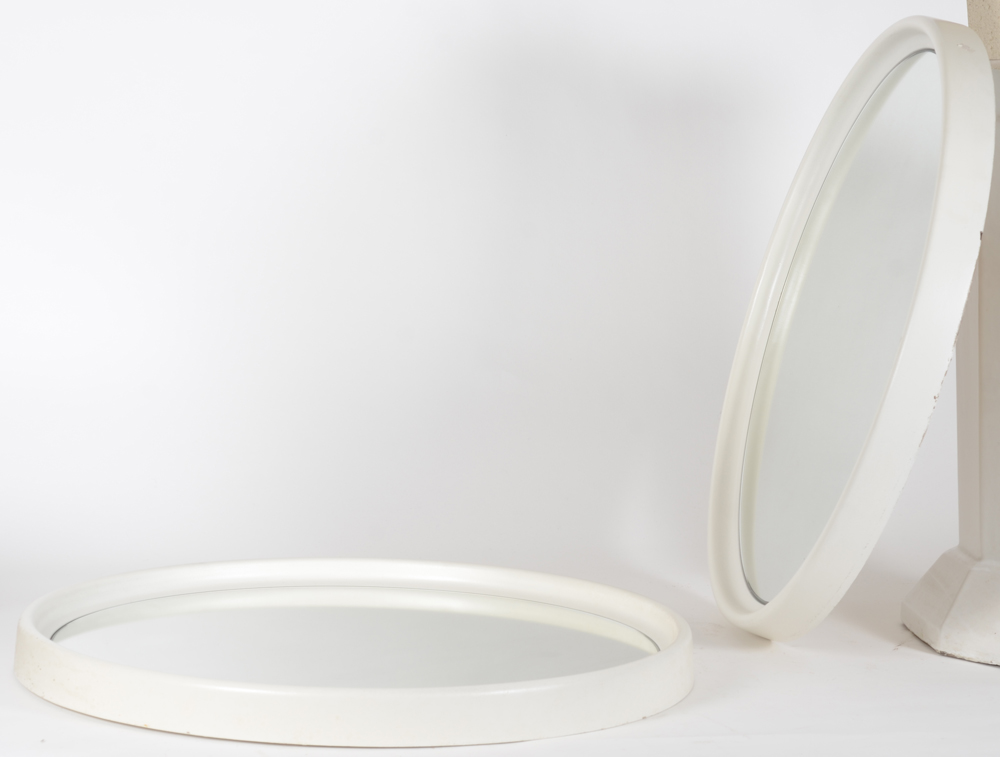 A pair of circular vintage resin mirrors, 1960-1970's — Paire de miroirs circulaires en résine, années 1960-70
